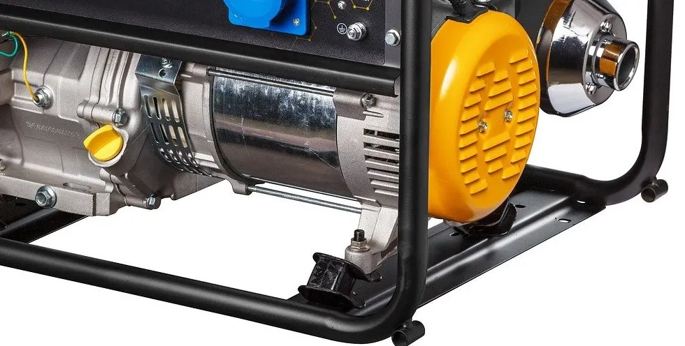 Unterer Teil eines Benzin-Stromerzeugers im schwarzen Stahlrohrrahmen: Motorblock mit gelbem Öleinfülldeckel, Generator mit Blechgehäuse und gelber Lüfterabdeckung auf Gummipuffern